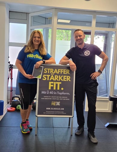 Personal Trainer Zeljko Jelec mit Klientin im Personal Training Studio in Göppingen – Straffer, Stärker, Fit mit über 40.