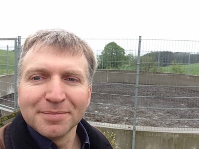 Energie Potential durch Gülle Zusatzeinkünfte für Landwirtschaftliche Viehhalter Foto Biogas Berater Simon mit Güllegrube EEG Novelle Stromgeld Biogas