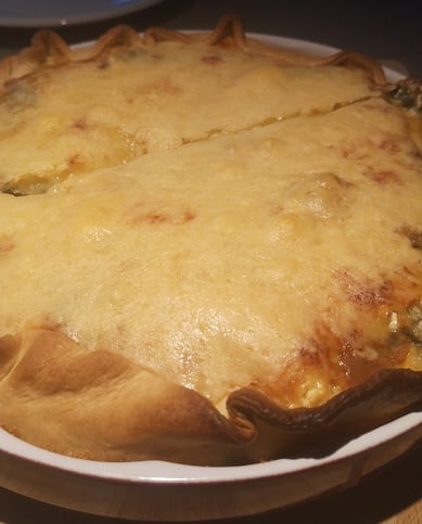 mit Käse überbackene Mürbeteig Quiche mit Mangold Füllung