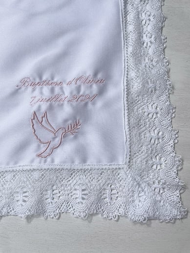 Broderies personnalisées châle de baptême avec prénom date et colombe rose pâle. Magasin Fil de Légende vêtements baptême. Expéditions en france et à l'international.
