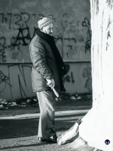 "Mauerspechte" und Souvenirjäger, egal welcher Nation, übernahmen den etwas voreiligen "Abbruch" der einst so unüberwindlichen Berliner Mauer wie hier nahe dem Potsdamer Platz.