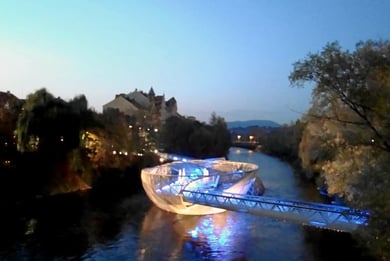 Blick auf die nächtliche Murinsel