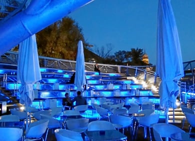 blaue Stunde im Außenbereich des Murinsel-Cafe