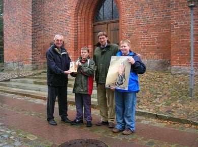 (Von links) Peter Hildebrandt vom NABU Neumünster, Lukas Reisenauer, Thomas Engel - Pastor der Klosterkirche Bordesholm und Jöns Osbahr
