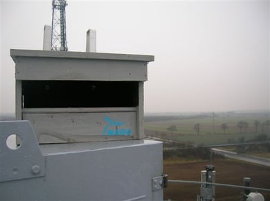 Turmfalkenkasten auf den Silos der Holcim AG an der Alten Rendsburger Straße - dieser Kasten wurde gleich von einem Turmfalkenpärchen angenommen!