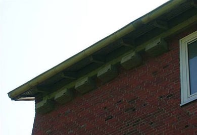 Sechs neue Mauerseglerkästen wurden in Einfeld rechtzeitig zur Rückkehr der Vögel aus ihrem afrikanischen Winterquartier aufgehängt. Foto: M. Schukies.