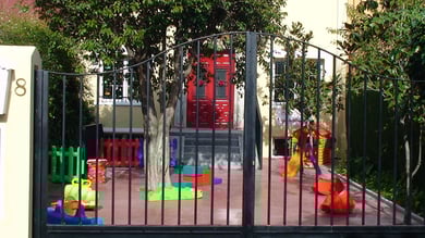 Centro Infantil Virgen de Montserrat. Granada. Detalle de la entrada.