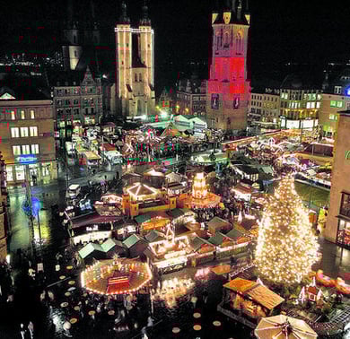 Rotes Licht verwandelt den Roten Turm in eine riesengroße Weihnachtsmarkt-Kerze. FOTOS: GÜNTER BAUER