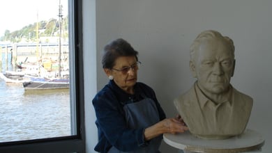 Bei der Arbeit am Portrait Wolfgang Stendar
