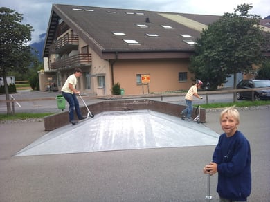 Die Gang zeigt ihr Können im Skatepark