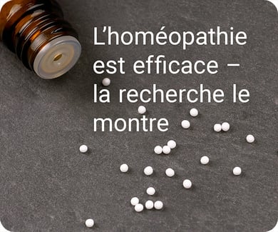 Photo d'un flacon de granules homéopathiques sur un plateau de table gris foncé