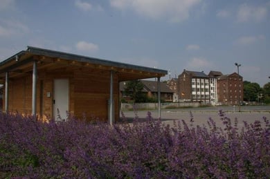 Funktionshaus des Wohnmobilstellplatzes mit WC und Dusche 