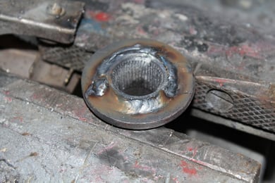 an die Büchse angeschweißt