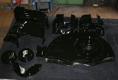 Motorbleche und Luftfilter fertiig lackiert