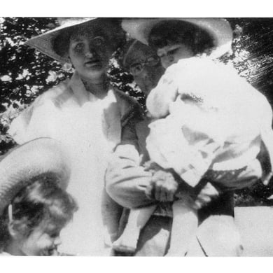MAhler en Maiernigg con Alma y sus hijas Maria y Anna, 1905.