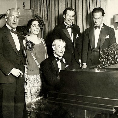 Fiesta de cumpleaños en honor de Maurice Ravel, Nueva York, 8 de marzo de 1928. De izquierda a derecha Oscar Fried, director de orquesta, Eva Gauthier, cantante, Ravel al piano; Manoah Leide-Tedesco, compositor y director de orquesta y el compositor Georg