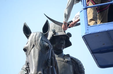 2023年03月31日　地震で被災した騎馬像が修復され現地に設置。前立の取り付けで完全復活。