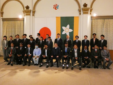 令和5年度入社前セレモニー。中村知事と15名の内定者