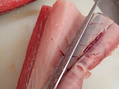 びんちょうまぐろの仕込み　寿司　出前