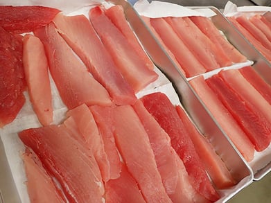 背側　びんちょうまぐろの仕込み　さくどり　寿司　出前