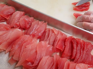 赤身　まぐろの仕込み　寿司　出前　切りつけ