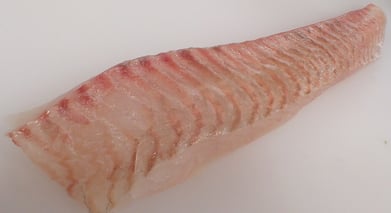 宅配寿司　平目　さくどり　皮引き後