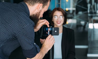DIF - Deutsches Institut für Forschungskommunikation – Fotoshooting mit einer Wissenschaftlerin