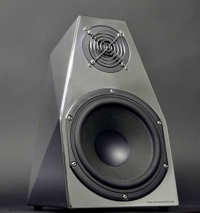 Lautsprecherbox aus poliertem Edelstahl