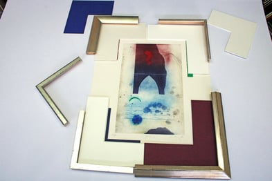 Konstellation unterschiedlicher Rahmen und Passepartouts