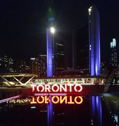 普段多くの人が訪れるトロント市庁舎前の噴水広場も今は人通りが少ない　