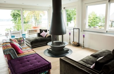 Monoblocco per camino STAFFIERI: Il caminetto rotondo personalizzato crea un dettaglio d'arredo unico attorno al quale le persone amano riunirsi.