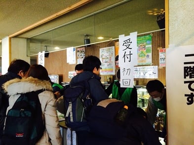 秩父市のボランティアの受付会場で、受付をします。