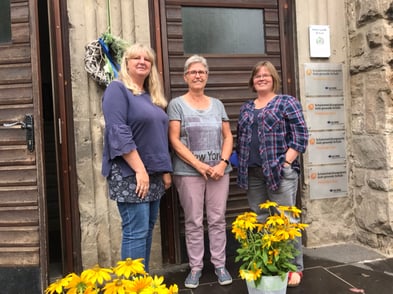 v.l.n.r.: Iris Hansmann (Rektorin Bildungshaus Weerth-Schule), Heike Kreeth (OGS-Leitung Bildungshaus Weerth-Schule), Susanne Haferbeck (Geschäftsleitung NABU Umweltbildungsstätte Rolfscher Hof)