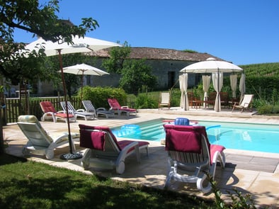 Parasols, coussins pour les bains de soleil, matelas gonflables et espace ombragé.