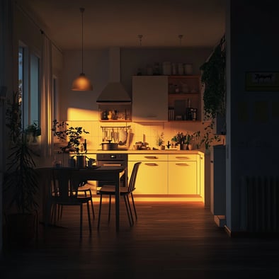 Eine gemütliche Küche bei Nacht, beleuchtet von warmem gelbem Licht, mit einem cremefarbenen, modernen Design mit eleganten Schränken und einem Esstisch in der Mitte. Der Raum ist mit verschiedenen Haushaltsgeräten wie Öfen, Herdplatten, kleinen Pflanzen 