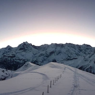 Bild von einer Morgenstimmung im Schnee in den Bergen