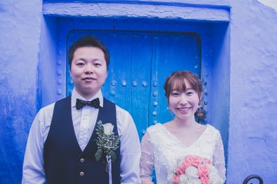 モロッコ・シャウエン。可愛いブルーの門の前でウェディングフォト撮影