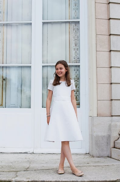 Robe de communion en jacquard italien ivoire. Robe fait-main, sur commande dans l'atelier Fil de Légende à Neuilly-sur-Seine