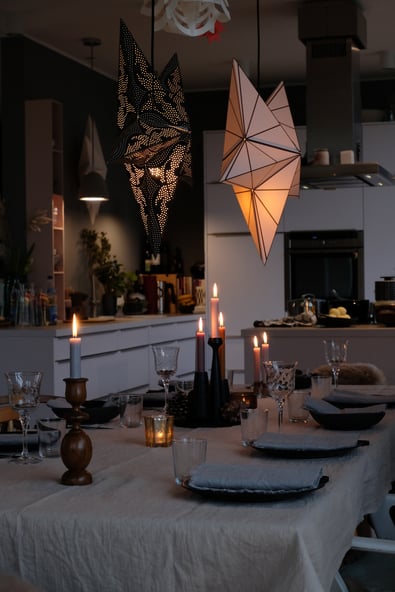 dieartigeBLOG // Wohnzimmer im November, Freistil-Sofa in Hellgrau + Lichterkette + Kiefer