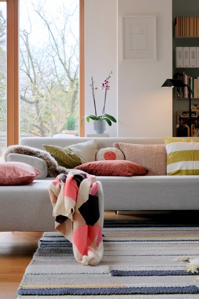 dieartigeBLOG // Wohnzimmer, Sofaecke in Neon & Bunt - Sofa Freistil, Teppich Ikea, Kissen: Lumikello, Depot, HM Home