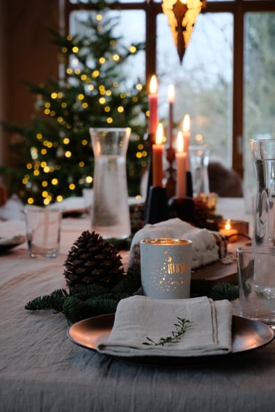 dieartigeBLOG // Esszimmer + Wohnzimmer im Dezember, Weihnachtsbaum 2019,  gedeckter Tisch, Leinentischdecke, Kaffeetafel, Kerzen