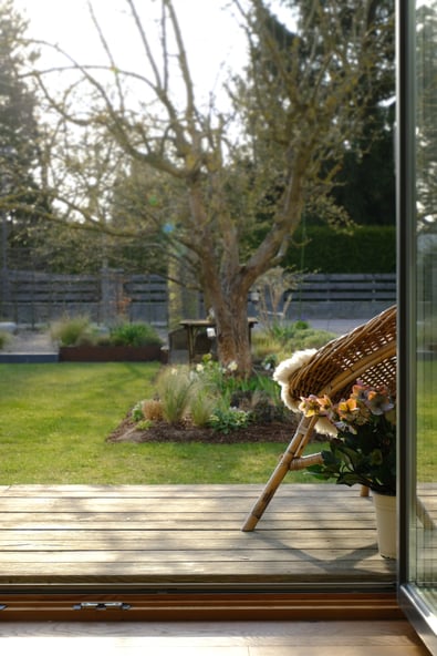 dieartigeGARTEN // März, Wintergarten - Gartenblick: Apfelbaum+Lenzrose+Narzissen