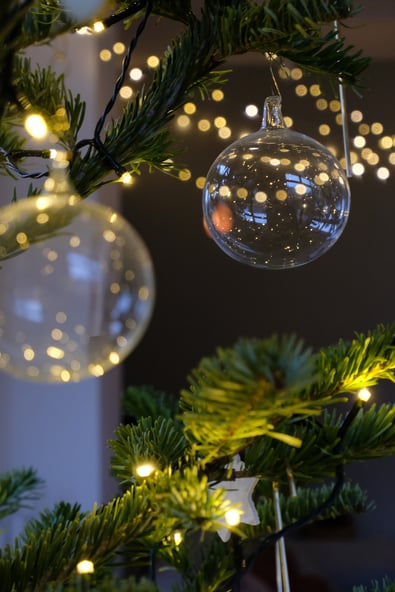 dieartigeBLOG // Wohnzimmer im Dezember, Weihnachtsbaum 2019,  Klarglaskugeln, Messing, Gold - DIY