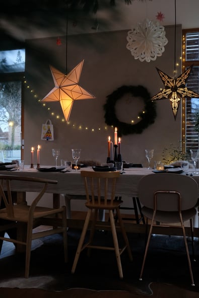 dieartigeBLOG // Wohnzimmer im Dezember, Weihnachtsessen auf Probe, Weihnachtsdeko, Esstisch, Sterne, gedeckter Tisch