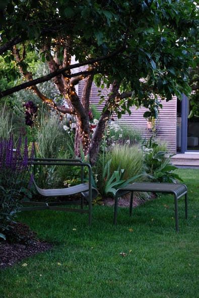 dieartigeGARTEN // chillout point with Hay-Lounge, lights + dark flowers
