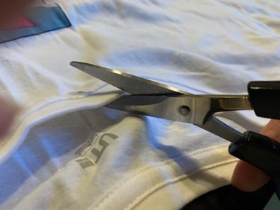 家事の隙間時間にTVを見ながら布を適当な大きさにハサミでカット