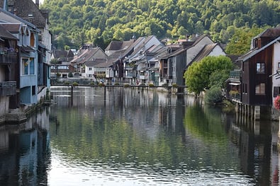 Vue de la Loue à Ornans. Crédit : Jean Housen