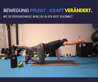 Personal Trainer Željko Jeleč zeigt die Bird-Dog-Übung im Studio in Göppingen – Symbol für Bewegung, Körperbewusstsein und Rückengesundheit.