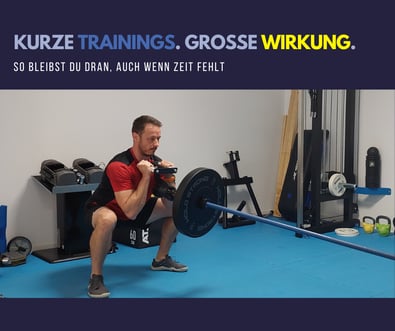 Personal Trainer demonstriert ein kurzes Krafttraining im Studio als Beispiel für effektive Workouts bei Zeitmangel.