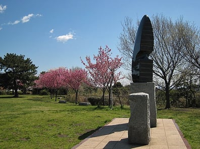 種〈 下村観山記念碑(本牧山頂公園)〉